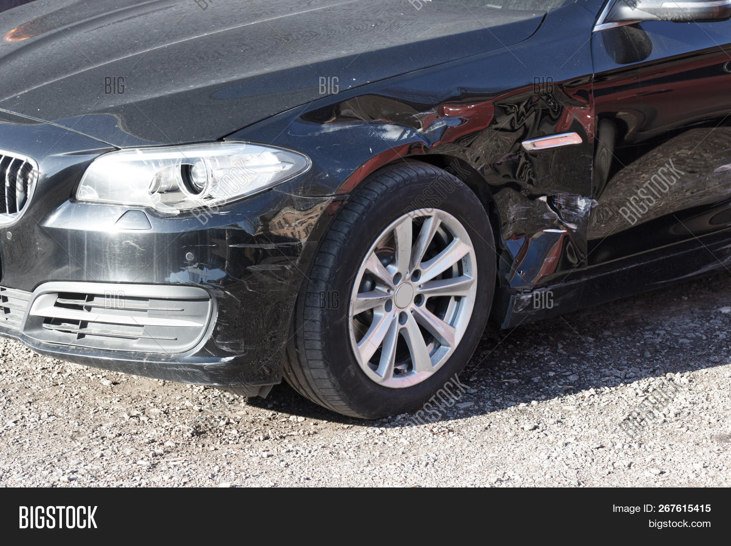 разбитые пластиковые машины. разбитый капот. можно ли ездить на разбитой машине. лобовое стекло машины. разбитые задние бампера машин.