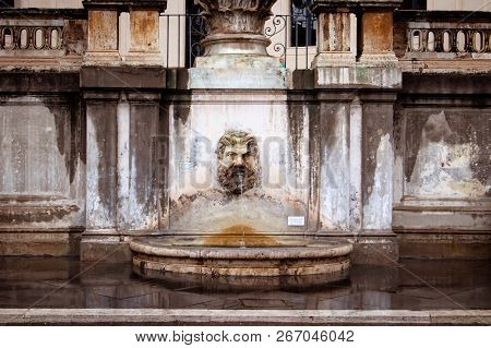 Vatican City - Desember 27 2017. Italy. Pinecone Fountain In The Wall Of The Pigna Courtyard, Locate
