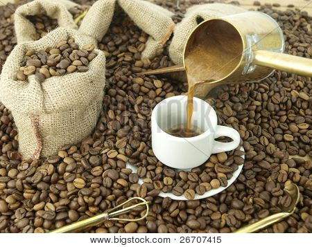 Kop kaffe med kaffebønner baggrund
