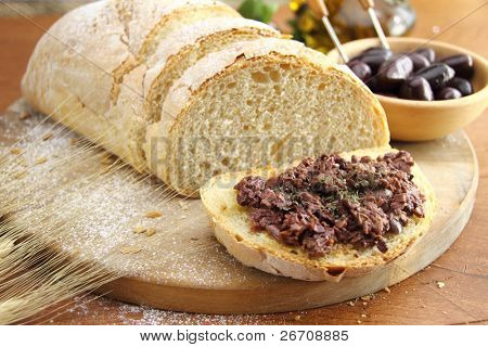 frisches Brot mit Oliven-tapenade