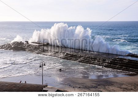 Photo Picture Of A Big Wave In The Ocean