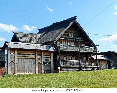 Nizhnyaya Sinyachikha,russia-aug 05,2018:coaching Inn.the Beginning Of The Xix Th Century (1806).mus