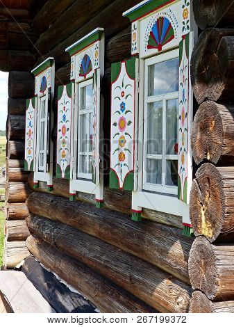 Nizhnyaya Sinyachikha,russia-aug 05,2018:the Window Architraves.the Facade Of The Hut (1875).folk Ar