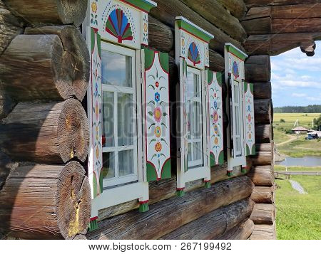 Nizhnyaya Sinyachikha,russia-aug 05,2018:the Window Architraves.the Facade Of The Hut (1875).folk Ar