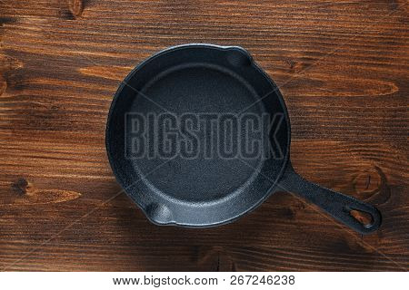 Kitchen Tools Blank Cast-iron Skillet Pan On Rustic Wooden Board