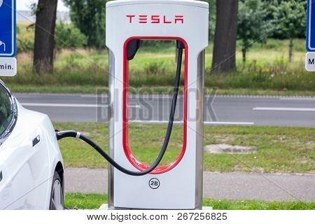 Tesla Supercharger Stations Allow Tesla Cars To Be Fast-charged