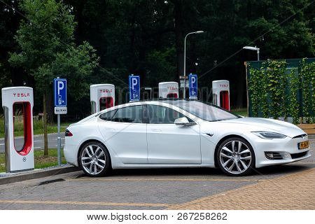 Tesla Supercharger Stations Allow Tesla Cars To Be Fast-charged