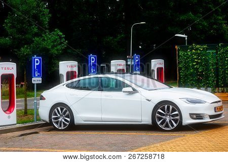Tesla Supercharger Stations Allow Tesla Cars To Be Fast-charged