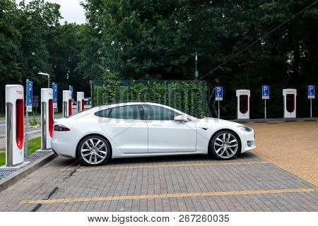Tesla Supercharger Stations Allow Tesla Cars To Be Fast-charged