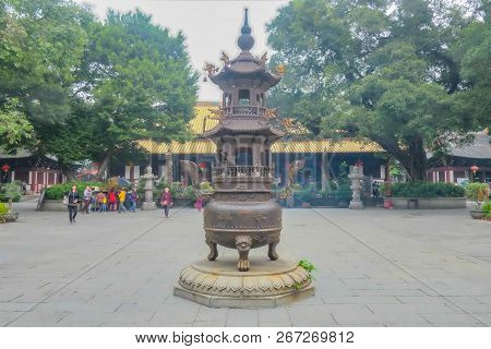 Guangzhou/china - 28 November 2015:unacquainted Chinese Or Tourist Praying For God In Guangxiao Temp