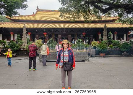 Guangzhou/china - 28 November 2015:unacquainted Chinese Or Tourist Praying For God In Guangxiao Temp