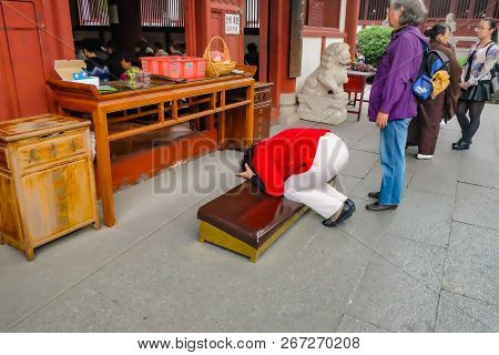 Guangzhou/china - 28 November 2015:unacquainted Chinese Or Tourist Praying For God In Guangxiao Temp