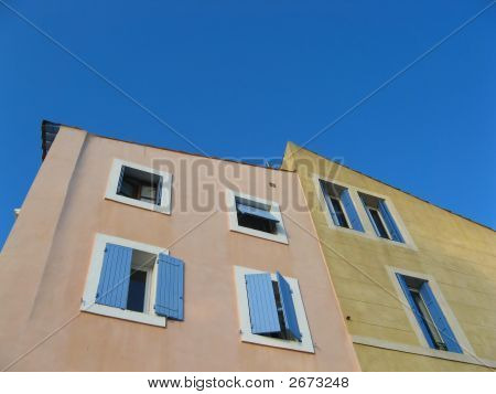 Färgade Provence byggnad fasaderna