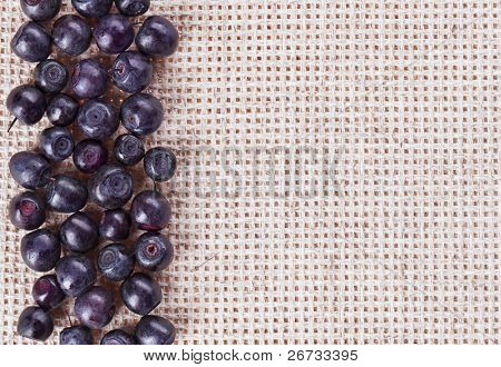 Gri keten masa örtüsü ile kopya alanı tasarım hazır üzerinde birçok bilberry meyve