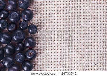 Gri keten masa örtüsü ile kopya alanı tasarım hazır üzerinde birçok bilberry meyve