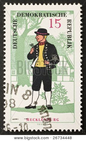 DDR (Ddr) ca. 1966: gedruckt in der DDR Stempel zeigt regionale Kostüm von Mecklenbu