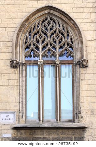 Raffinerad tre-light Gothic-katalanska-fönstret. Ärkebiskopens palats i Palermo, Italien