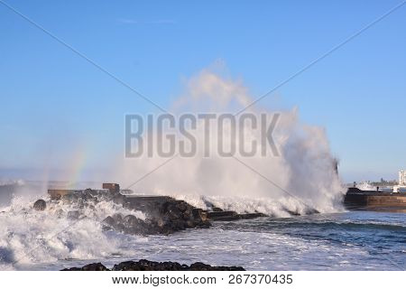Photo Picture Of A Big Wave In The Ocean