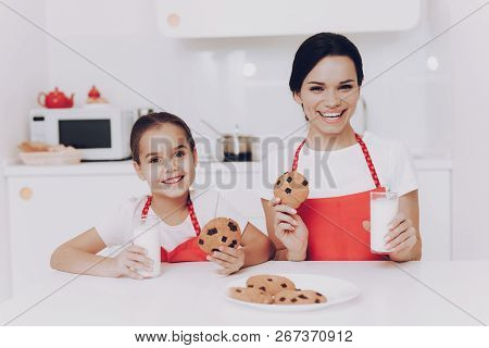 Daughter With Mom Cook Sweet For Dinner. Good Family Day. Joi Kid Play With Mom. Girl Help Mom With 