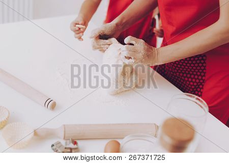 Products And Work Do Sweet Fod. Mom And Daughter Happy Together. Joi Kid Preparation With Mom. Paren