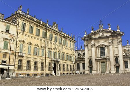 Catedral de Mantua y Palazzo Bianchi, Italia.