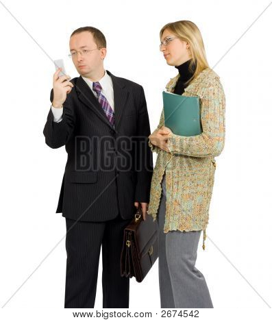 Forretningsmand distraheret af telefonopkald mens du taler til en smuk kvindelig kollega