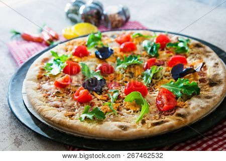 Pizza Mozzarella, Ham chiffonade and Sliced ??Mushrooms