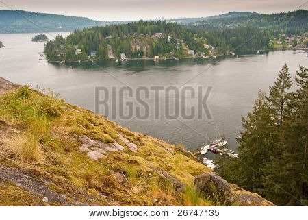 Vista sobre entrada de Barnet do ponto de vista de Deep Cove na trilha de Baden-Powell, North Vancouver, Canadá.