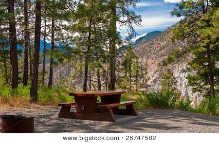 Un sito di campeggio con splendida vista sul canyon del fiume Thompson, Canada.