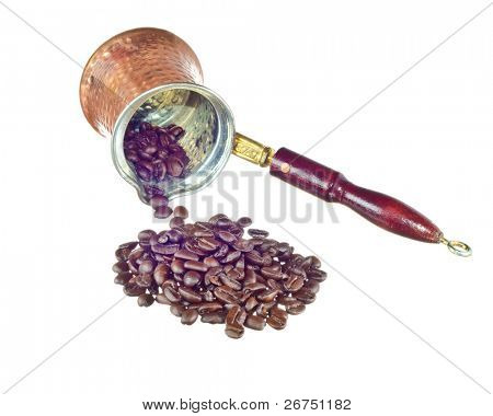 Turchia Cezve con chicchi di caffè, isolati su sfondo bianco.