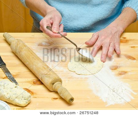 Vaření pirogies. Těsto.