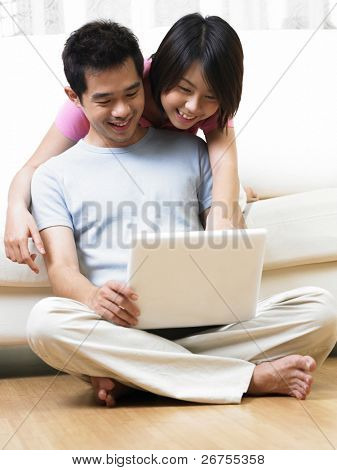 Una coppia è navigare in internet insieme.