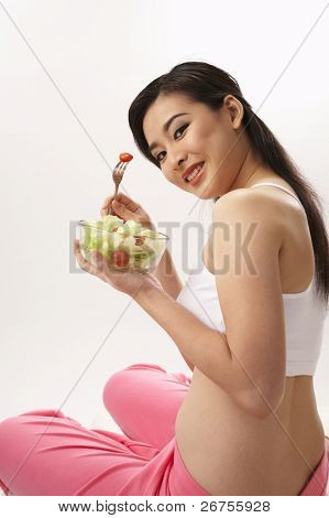 หญิงสาวรับประทานสลัด