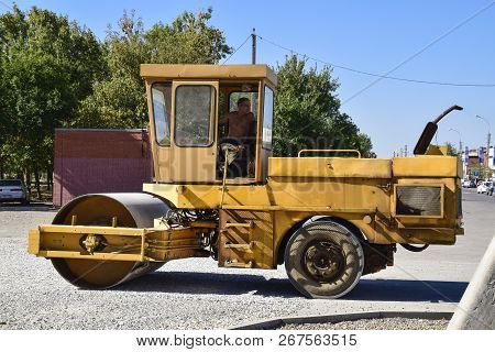 Slavyansk-na-kubani, Russia - September 14, 2016: Rink Compacted Gravel. Working Behind The Wheel Of