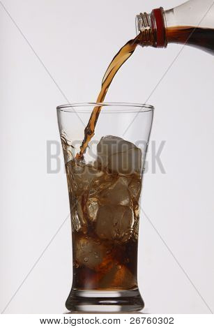 refreshener drikke i et glas med is blokke
