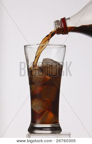 refreshener drikke i et glas med is blokke