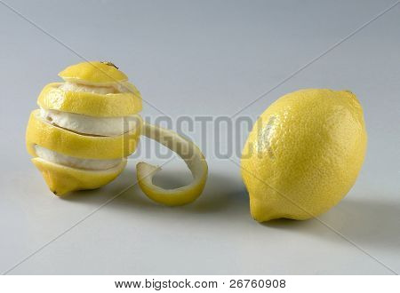 Due limoni sullo sfondo.