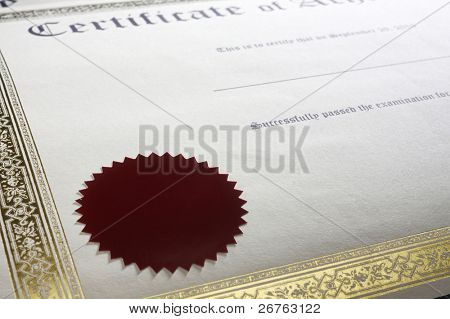 Certifikat på blå bordet.