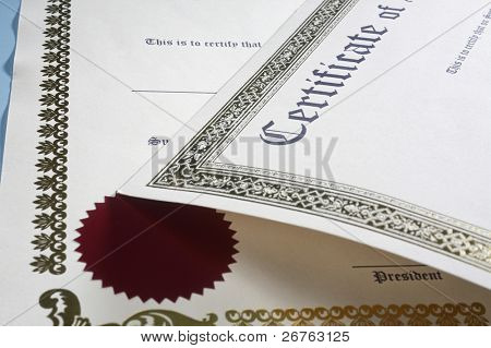 Сертификат на таблице синий.