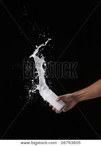 bardak süt dökülen el