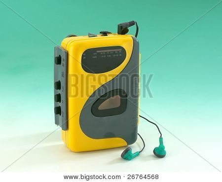 vecchio Walkman su sfondo verde