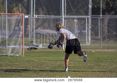 Giocatore di lacrosse segue attraverso