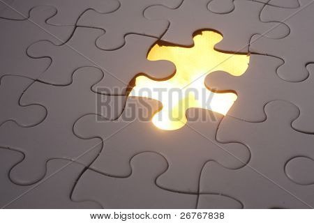 Jigsaw Puzzle über Licht gesetzt.