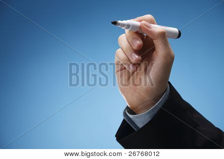 Menselijke hand met een viltstift