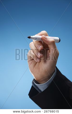 Menselijke hand met een viltstift