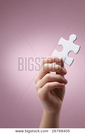 มนุษย์มือที่จับชิ้นส่วนปริศนา