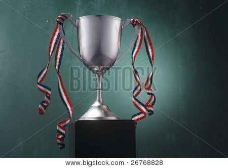 トロフィー カップ緑の背景に分離されました。