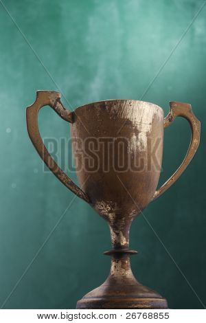 緑の背景に分離されたトロフィーはブロンズ。