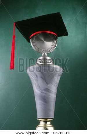 卒業帽子銀のトロフィーを。