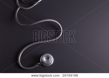 Stethoscope แยกต่างหากบนพื้นหลังสีดำ